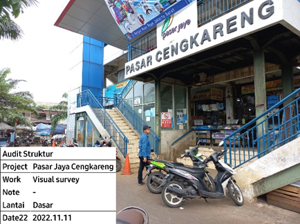Survei visual audit struktur di lantai dasar Pasar Jaya Cengkareng pada 11 November 2022