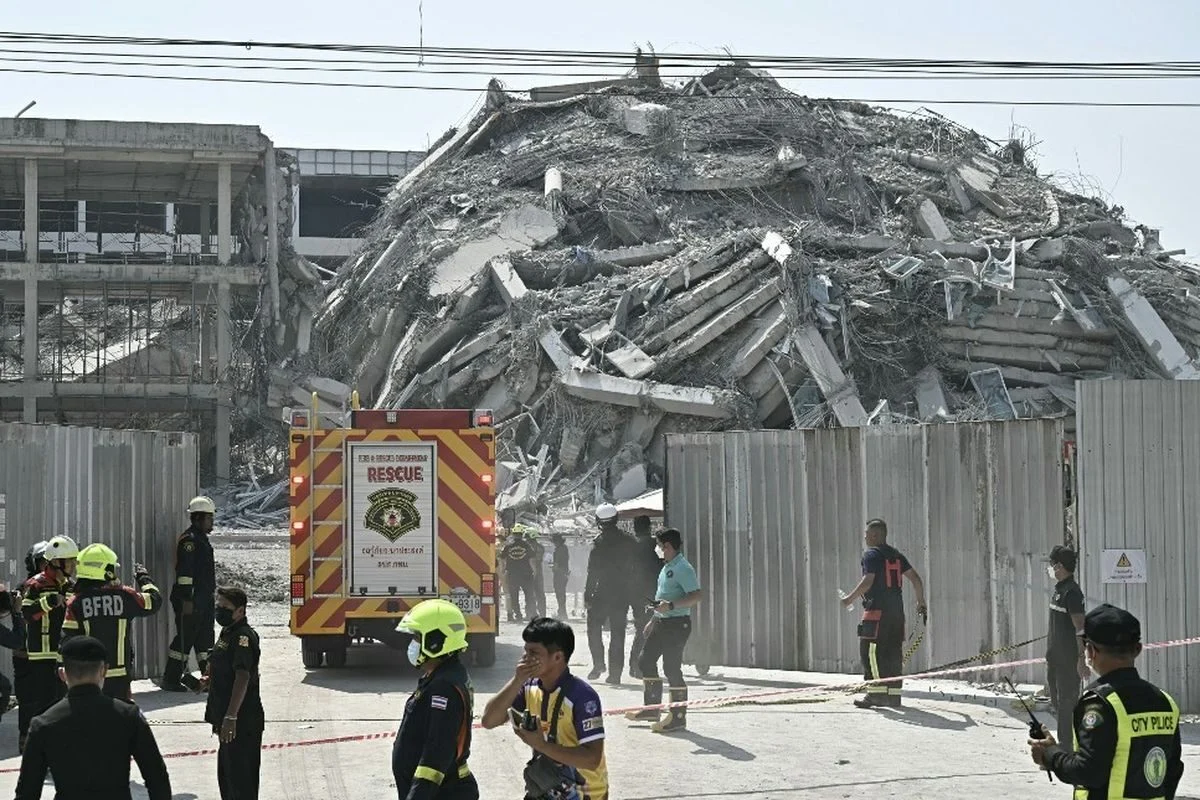 gedung runtuh pasca gempa thailand