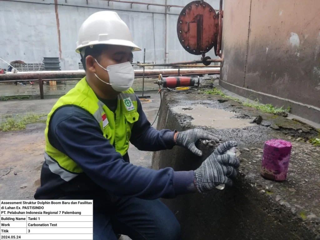 Pengujian carbonation test pada permukaan beton untuk mengukur kedalaman karbonasi