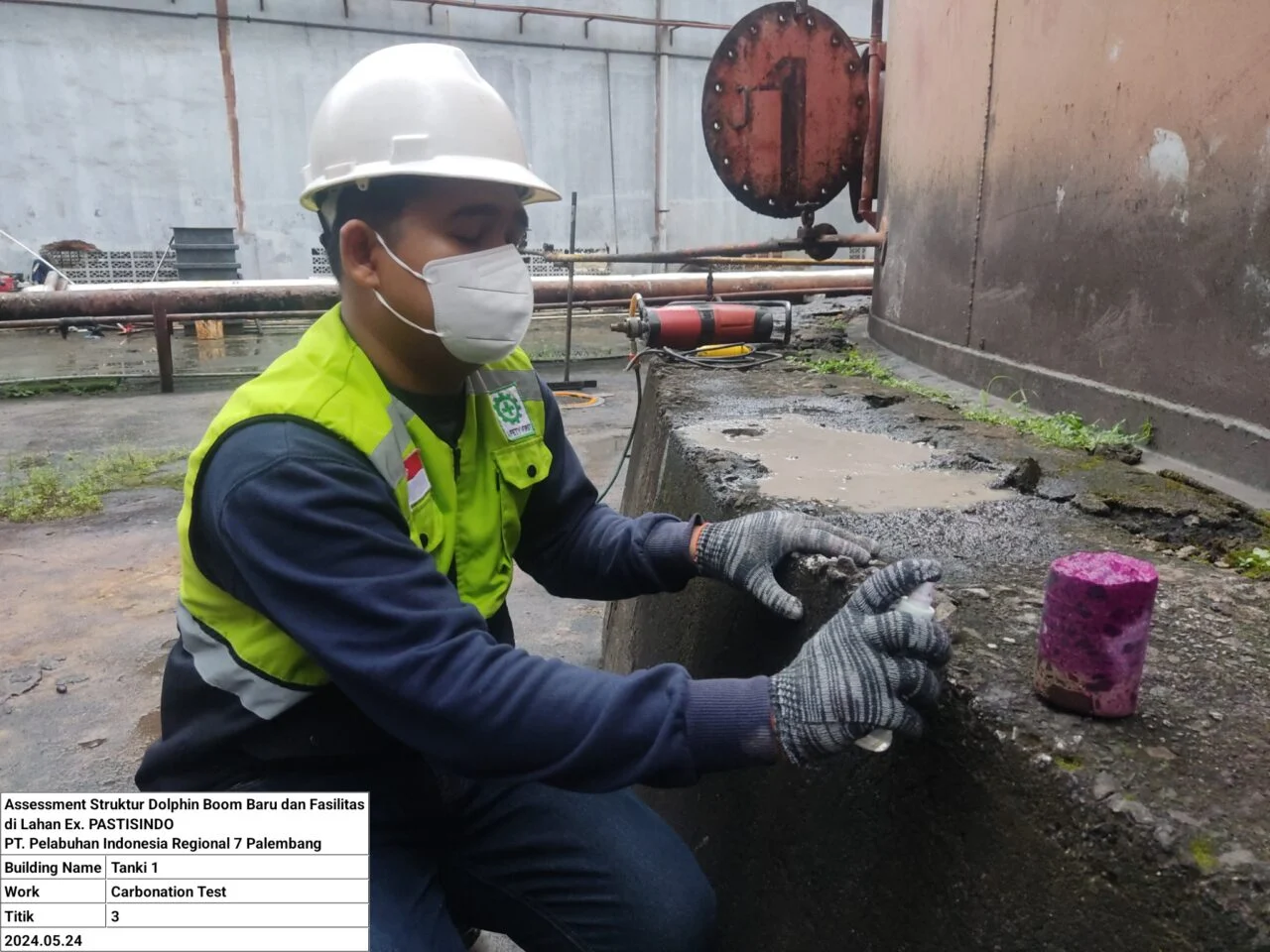 Pengujian carbonation test pada permukaan beton untuk mengukur kedalaman karbonasi