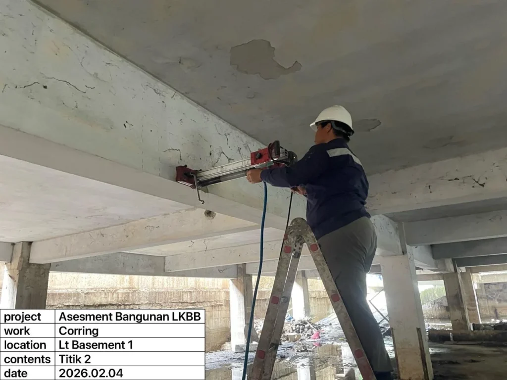 Pekerja melakukan Core Drill Test pada struktur beton