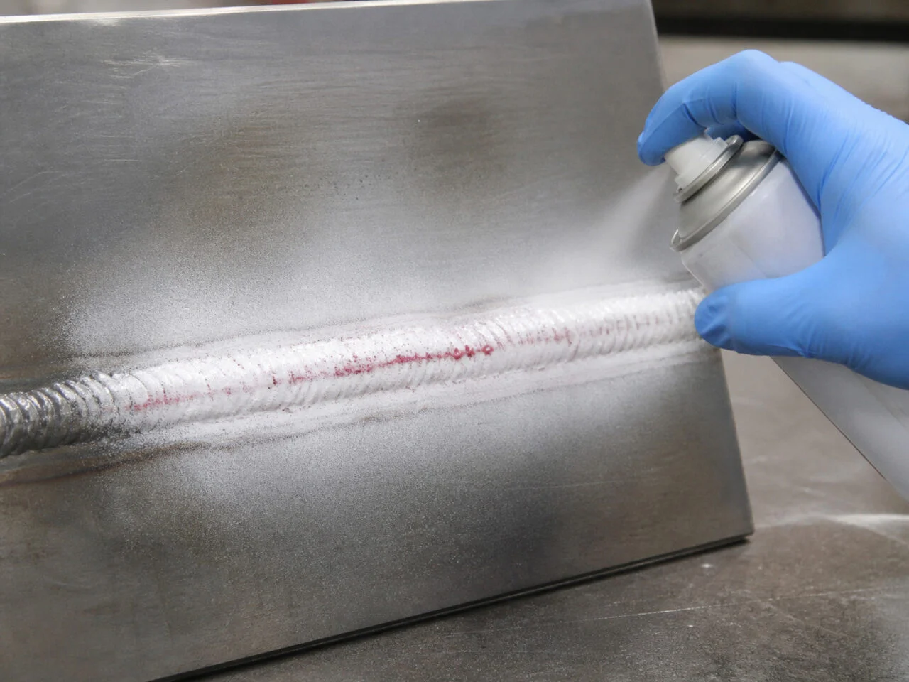 Developer pada sambungan las setelah liquid penetrant