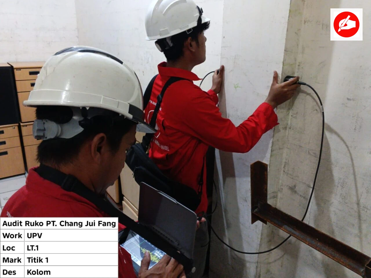 Tim memeriksa elemen kolom beton pada bangunan existing