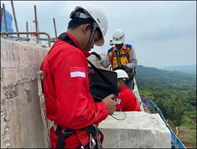Tim Anabel melakukan pengujian kedalaman retak pada pierhead Tol Cisumdawu